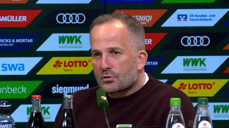 Der überraschende Tod von Ex-Augsburg-Keeper Alexander Manninger hat den deutschen Fußball erschüttert. Auch FCA-Trainer Manuel Baum wirkt, angesprochen auf den Österreicher, sichtlich emotional.