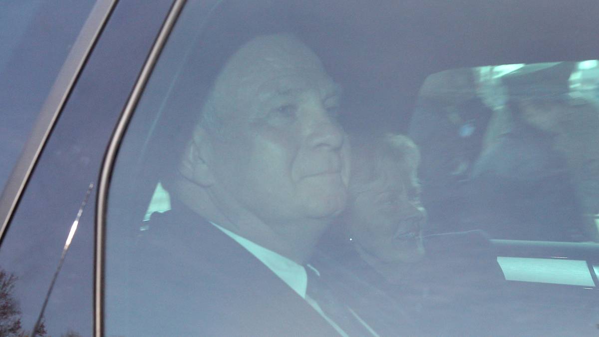 11. März 2014: Dennoch zeigt sich Hoeneß zu Beginn des zweiten Prozesstages mit vorsichtig optimistischer Miene. Wie am Vortag fährt er gemeinsam mit Ehefrau Susi vor und betritt den Münchner Justizpalast über den Seiteneingang