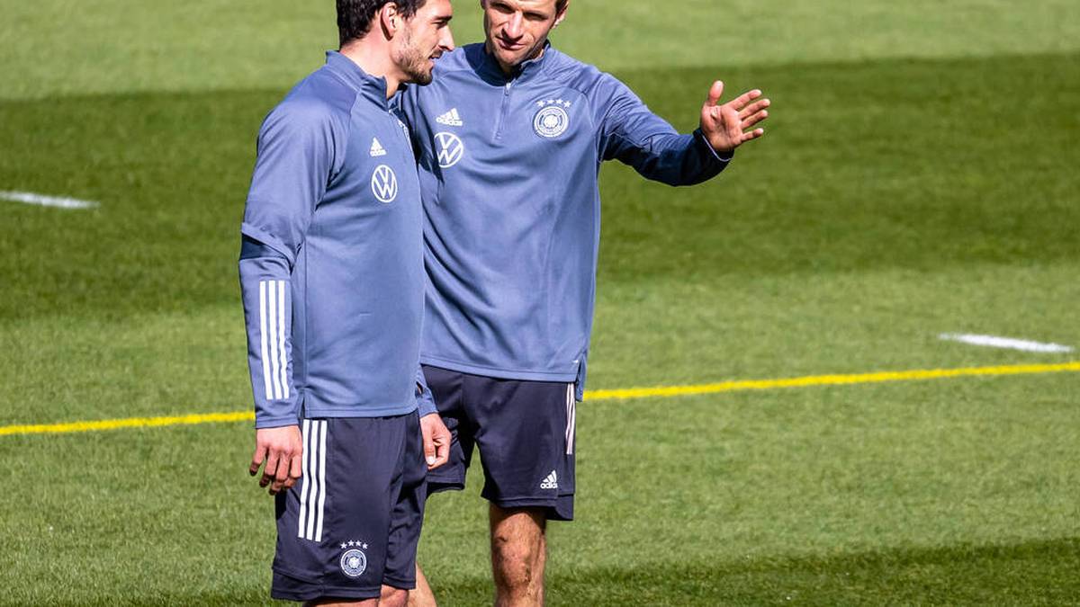 Bei der Kadernominierung für die EM machte Löw dann eine Rolle rückwärts: Er holte Müller und Hummels nicht nur zurück, sondern machte sie auch direkt wieder zu den Säulen des Teams
