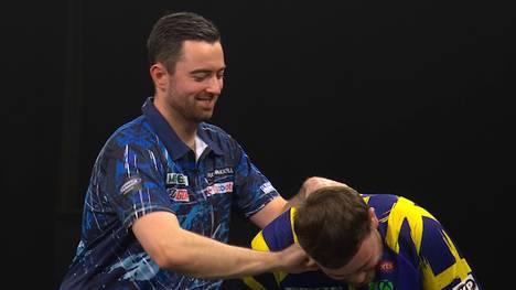 Im Finale des Grand Slam of Darts kommt es zwischen Luke Littler und Luke Humphries zu einem kuriosen Moment, den beide mit Humor nehmen.