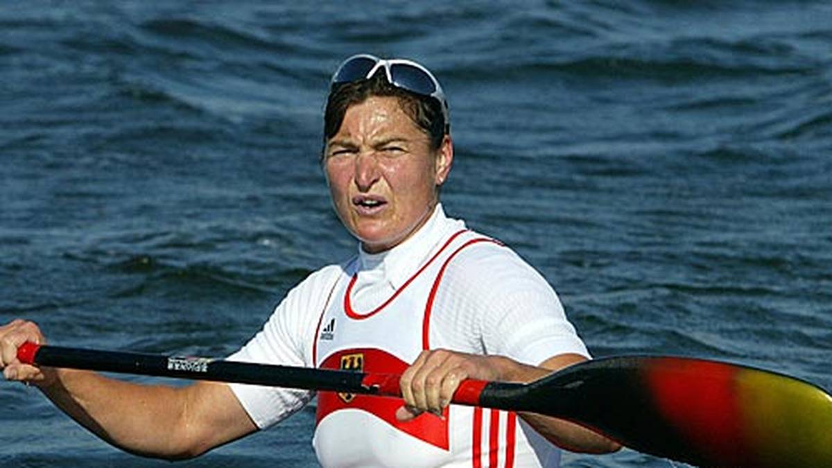 Sie ist die erfolgreichste deutsche Olympionikin der Sportgeschichte und die zweiterfolgreichste Olympionikin überhaupt: Birgit Fischer aus Brandenburg startet 1980 und 1988 für die DDR und holt im Kajak dreimal Gold und einmal Silber. Für das vereinte Deutschland folgen von 1992 bis 2004 fünf weitere Gold- und drei Silbermedaillen. Bei den Spielen in Sydney im Jahr 2000 ist sie Fahnenträgerin des deutschen Teams