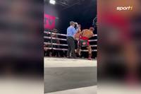 Ein Ringrichter kassiert während eines Boxkampfes einen Kinnhaken. Der Referee wollte die beiden nur trennen - landete aber stattdessen mitten in der Faust von Mario Aguilar. 