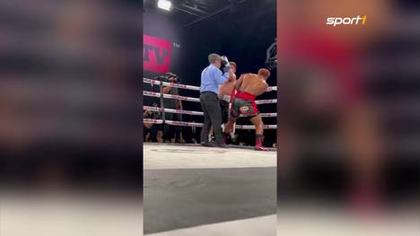 Ein Ringrichter kassiert während eines Boxkampfes einen Kinnhaken. Der Referee wollte die beiden nur trennen - landete aber stattdessen mitten in der Faust von Mario Aguilar. 