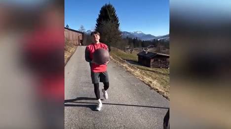 Die Bundesliga befindet sich gerade in der Winterpause. Das hält Lennart Karl, den Shootingstar des FC Bayern München, aber nicht davon ab, ein paar Extraeinheiten zu absolvieren. Zum Start ins neue Jahr standen sogar gleich zwei Trainingseinheiten an einem Tag auf dem Programm. 