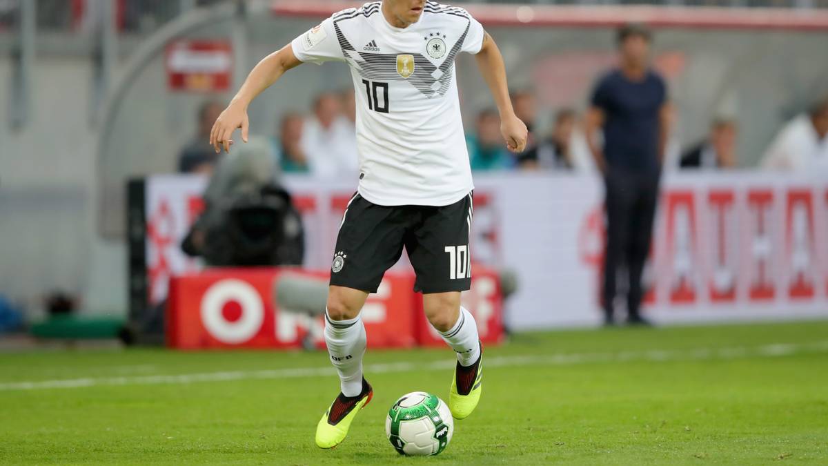 MESUT ÖZIL vs. CARLOS VELA: Özil hat Reus im Kampf um einen Startelfplatz doch noch von Mesut Özil abgefangen. Der Arsenal-Profi hat seinen Trainingsrückstand weitgehend aufgeholt und darf zeigen, wie er die Erdogan-Affäre verkraftet hat 