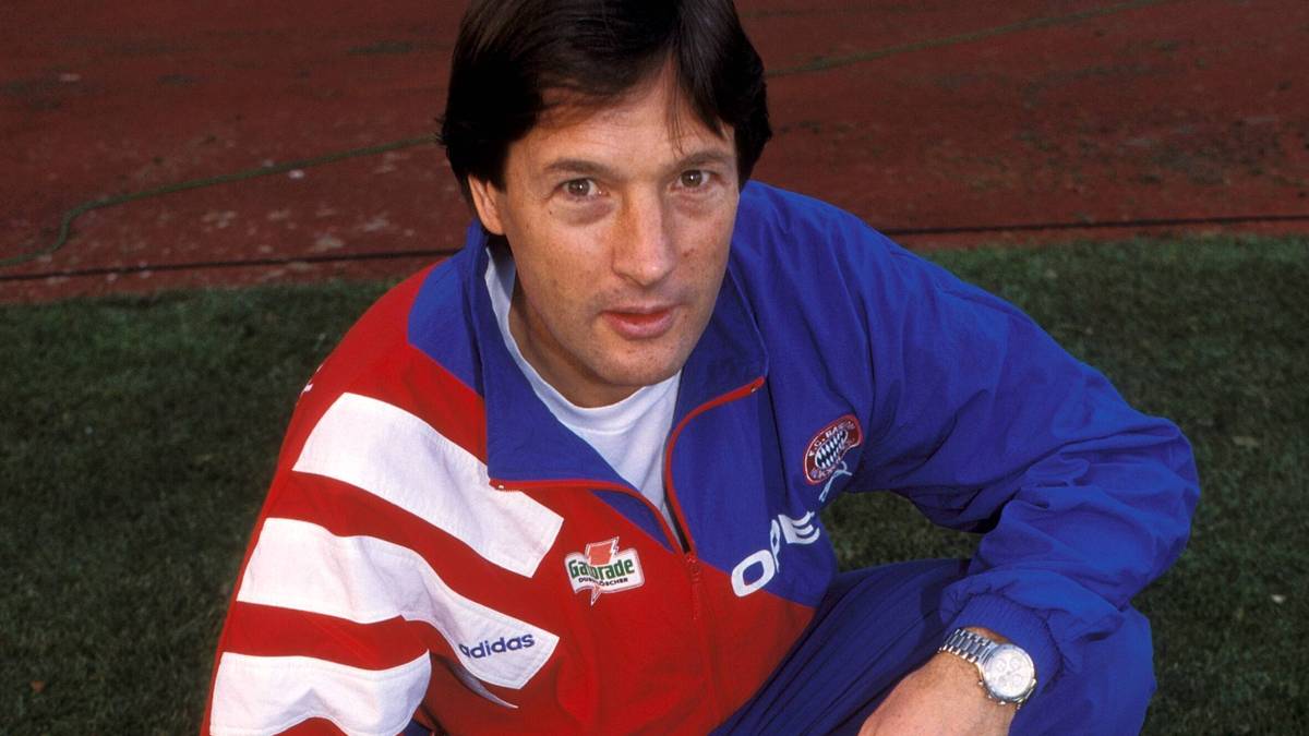 Dr. Hans-Wilhelm Müller-Wohlfahrt in seinem Element. 1942 wird er als Sohn einer Pastorenfamilie in Niedersachsen geboren. Nach dem Medizinstudium und der Promotion arbeitet er zunächst in Berlin und findet dann als Mannschaftsarzt den Weg zum Fußball. Aber nicht bei den Bayern, sondern bei Hertha BSC, wo er von 1975 bis 1977 tätig ist