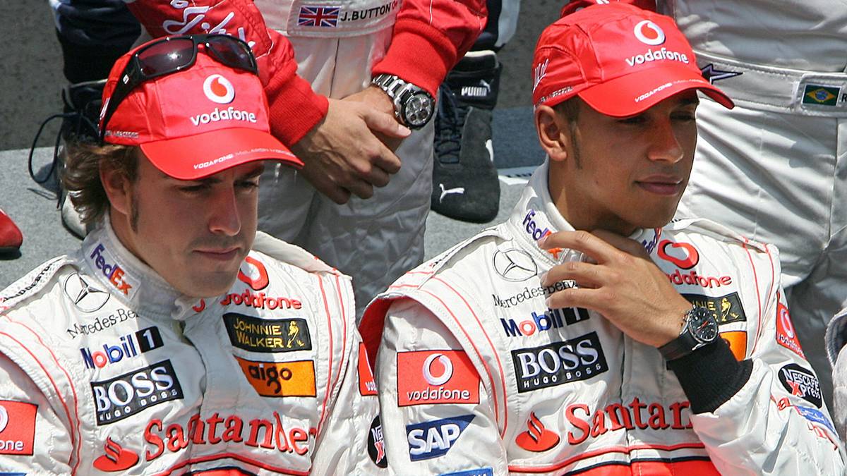 2007: Neben Alonso kommt auch der junge Brite Lewis Hamilton zu McLaren-Mercedes. Dieser überzeugt von Beginn an und fährt in den ersten neun Rennen jeweils auf das Podest. Vor dem letzten Saisonrennen in Brasilien führte er sogar vier Punkte vor Alonso und sieben vor Ferrari-Pilot Räikkönen