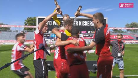 Die Würzburger Kickers sichern sich durch einen Elfemter in der Nachspielzeit gegen Halle den Aufstieg in die 2. Bundesliga. In den Interviews bei MagentaSport nach Abpfiff brechen bei Sebastian Schuppan und Co. alle Dämme.