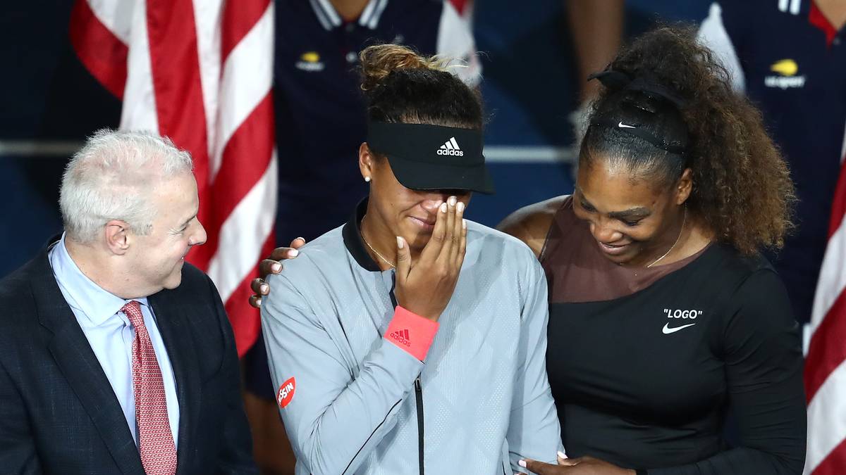 Williams tröstete die völlig aufgelöste Japanerin und richtete sich an die Fans. "Das ist der größte Erfolg ihrer Karriere, jetzt wird nicht mehr gebuht! Wir alle müssen das positiv sehen"