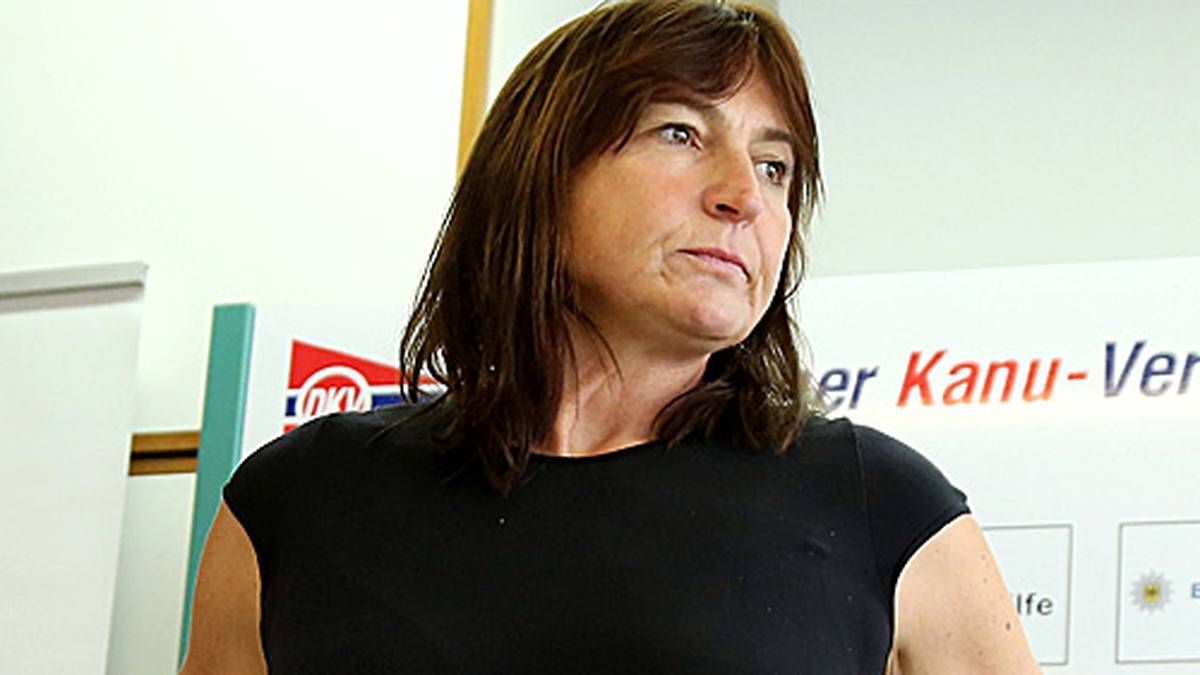 Fischer engagiert sich für die FDP, kandidiert bei der Europawahl 1999 und setzt sich für den Naturschutz ein. 2007 stellt sie sich für ein Anzeigenmotiv der Initiative Neue Soziale Marktwirtschaft zur Verfügung. Seit 2004 hat sie ihr eigenes Kanu-Unternehmen