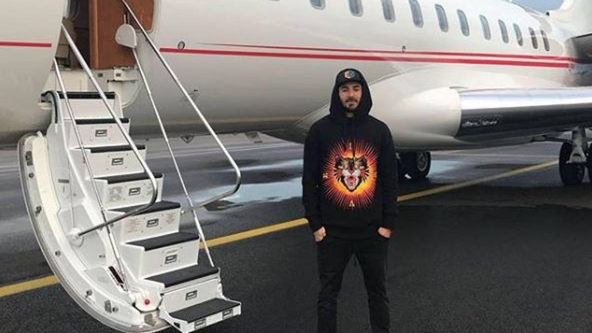 Real-Star Karim Benzema vor einem Privatjet. Ob er sich für den Champions-League-Titel ein kostspieliges Spielzeug gegönnt hat?