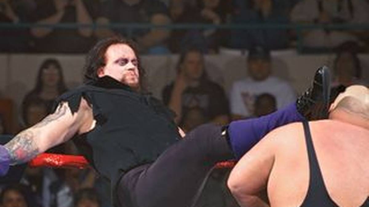 Bundy war auch in den Neunzigern nochmal bei der WWF aktiv, 1995 war er WrestleMania-Gegner des Undertaker. Die Namensgleichheit zu Al Bundy ist übrigens kein Zufall: Er war Namenspate der Hauptfigur von "Eine schrecklich nette Familie" und spielte zweimal eine Gastrolle