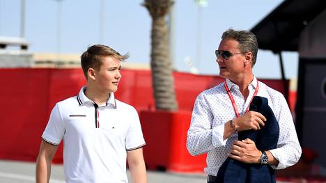 Motorsport: Billy Monger feiert ersten Sieg nach Doppel-Amputation, Billy Monger (links) zusammen mit David Coulthard in Bahrain