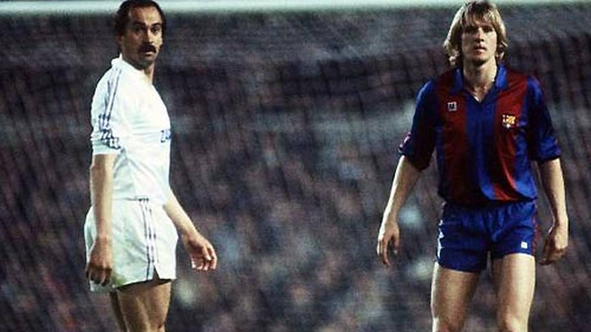 Deutsches Duell im Jahr 1982: Schuster gegen den langjährigen Real-Spieler Uli Stielike (l.). Zwei Jahre zuvor werden beide mit Deutschland noch Europameister. In der spanischen Liga stehen sie sich im Clasico als Kontrahenten gegenüber