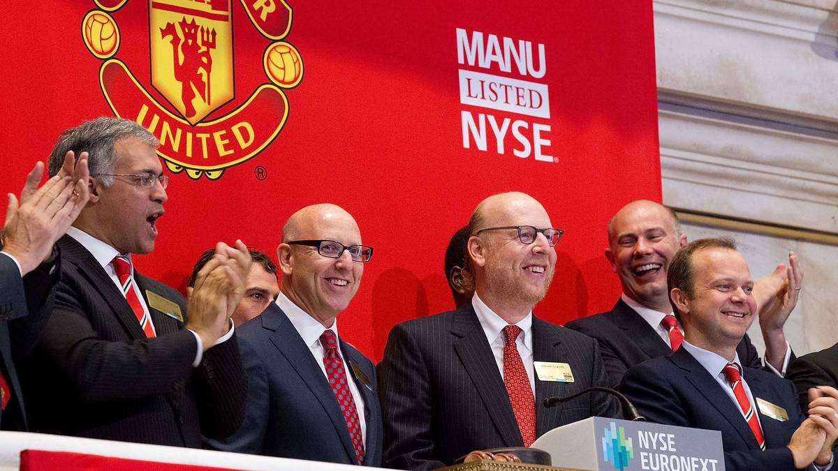 PLATZ 6: MANCHESTER UNITED - DER SÜNDENFALL: 2003 begann der US-Milliardär Malcolm Glazer an der Börse frei gehandelte Aktien von Manchester United aufzukaufen. Bis Mai 2005 hatte er 75 Prozent zusammen und nahm den Klub von der Börse. Am 28. Juni 2005 hielt Glazer schließlich 98 Prozent am Rekordmeister, seitdem ist United Privateigentum der Glazer-Familie, der auch NFL-Klub Tampa Bay Buccaneers gehört und deren Privatvermögen auf rund 4 Milliarden Euro geschätzt wird. Grundsätzlich ist gegen Glazers Vorgehen wenig einzuwenden, allerdings legte der Milliardär den Kaufpreis von insgesamt rund einer Milliarde Euro auf den Klub um. Manchester United, bis dahin komplett schuldenfrei und der reichste Klub der Welt, muss seitdem jedes Jahr 110 Millionen Euro an die Glazers zurückzahlen. Auch deswegen wendeten sich viele Fans ab, gründeten unter anderem den FC United of Manchester, der mittlerweile in der sechsten Liga spielt