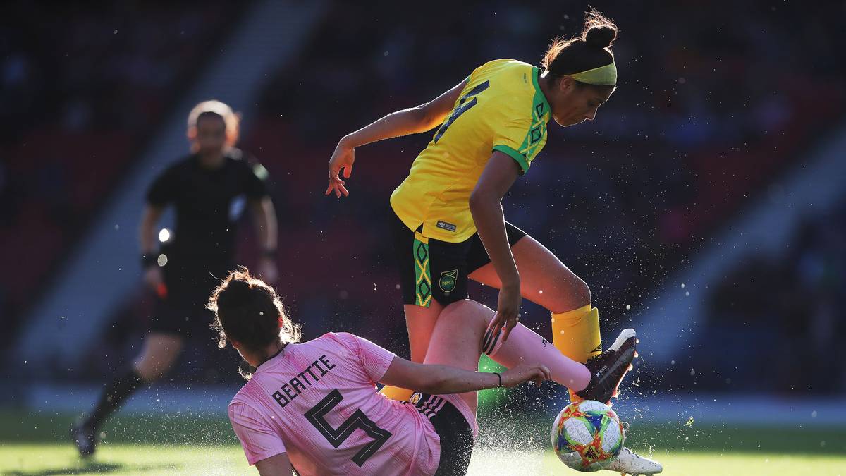 Als erste Fußballerin aus Jamaika unterzeichnete sie einen Vertrag beim Sportartikel-Giganten Nike. Shaw hat aber auch unfassbare Schicksalsschläge hinnehmen müssen: Sie verlor binnen kurzer Zeit vier ihrer Brüder, drei kamen in Bandenkriegen in ihrer Heimat Spanish Town ums Leben