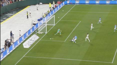 Der FC Bayern München verliert sein Testspiel gegen Manchester City und Erling Haaland trifft für die Citizens. Trotzdem wird ausgerechnet eine Monster-Grätsche eines Abwehrmannes zu DER Szene des Spiels.