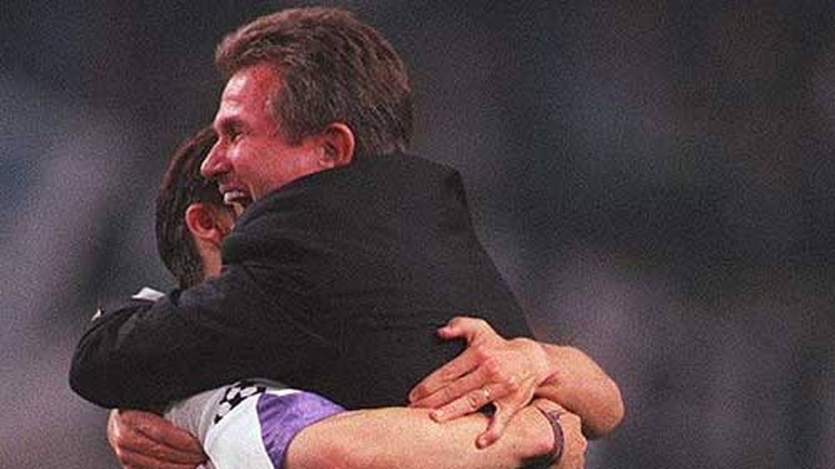 Die Liste der berühmten Namen in beiden Vereinen ist ohnehin lang. Hier feiert der spätere Bayern-Trainer Jupp Heynckes (r.) mit Fernando Morientes den Champions-League-Gewinn der Madrilenen 1998. Barcelona geht als Gewinner der Copa Del Rey im Europapokal der Pokalsieger an den Start und verteidigt im selben Jahr den Titel