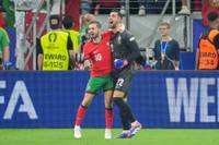 Portugal steht im Viertelfinale der EM – dank einer historischen Leistung von Diogo Costa. Mit seinen überragenden Paraden hält er die Titel-Träume der Portugiesen am Leben.  