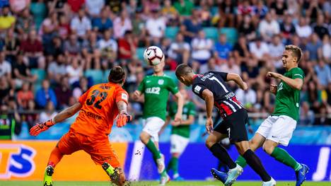 Dejan Joveljic erzielt das Tor zum 2:1 für Eintracht Frankfurt
