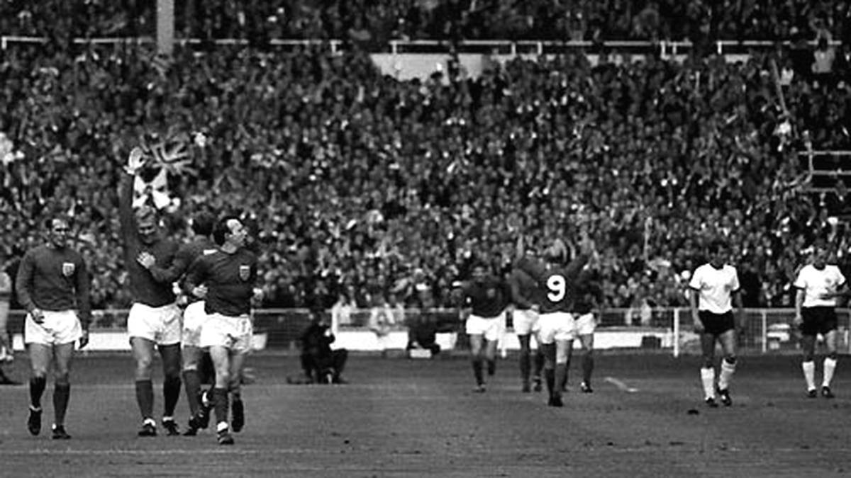 PLATZ 1 - Die Mutter aller Spiele. Eigentlich fast schon die Mutter aller Mütter aller Spiele: England bejubelt bei der WM 1966 seinen Final-Erfolg über Deutschland