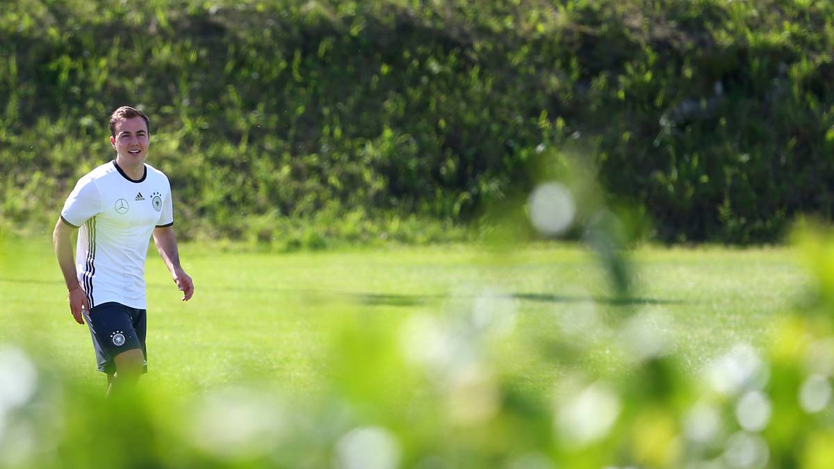 Mario Götze. Der Weltmeister nimmt nach seinem Rippenbruch erstmals am Mannschaftstraining des DFB-Team teil
