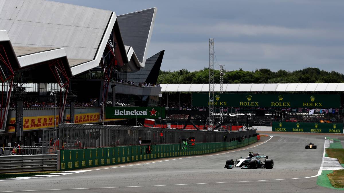 SILVERSTONE/GROSSBRITANNIEN (Silverstone Circuit), 19. Juli, 16:10 Uhr: In der Heimat von Weltmeister Lewis Hamilton ist Regen während des Rennens meist vorprogrammiert, der den sonst sehr griffigen Asphalt rutschig werden lässt