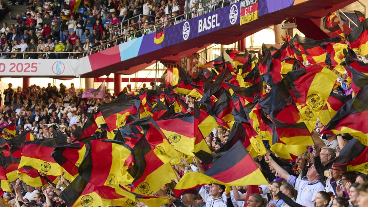 Die deutschen Fans beim Gruppenspiel gegen Dänemark-ipad.jpg