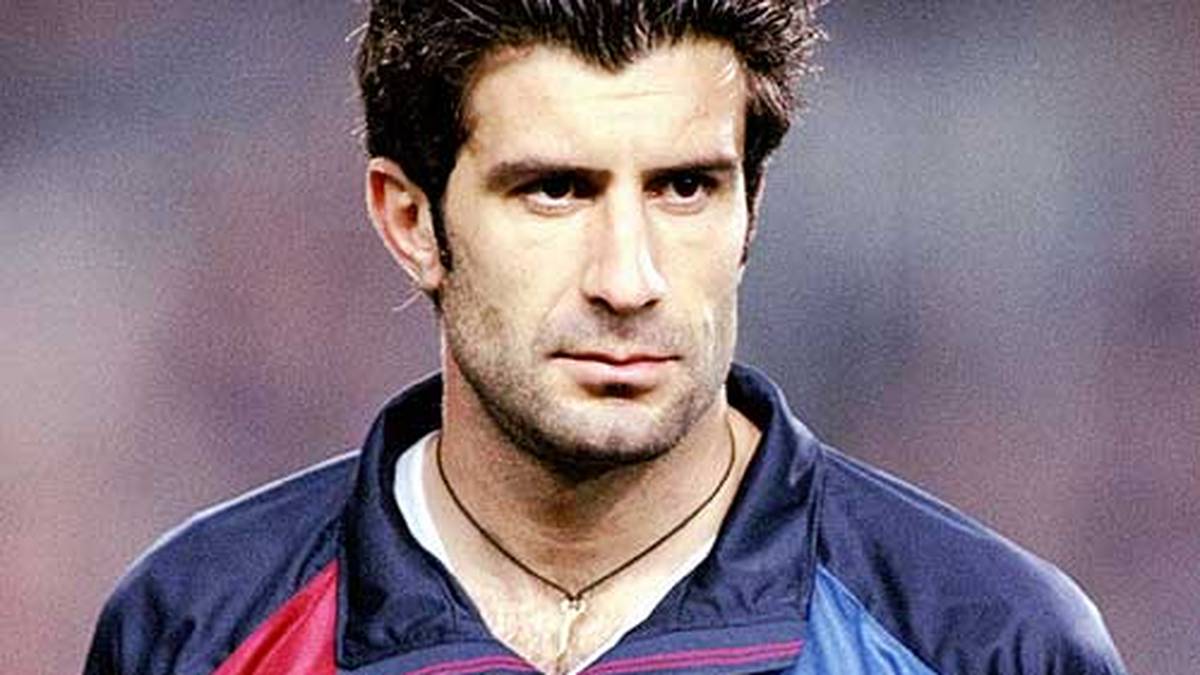 Von 1995 bis 2000 spielt schließlich der Portugiese Luis Figo für Barcelona, dann wechselt er nach Madrid. Er gilt seiner Zeit unter anderem wegen seiner überragenden Schusstechnik bei Standards als einer der besten Spieler der Welt. Der Wechsel zu Real ist für viele Fans ein Affront - einer, den er später zu spüren bekommt