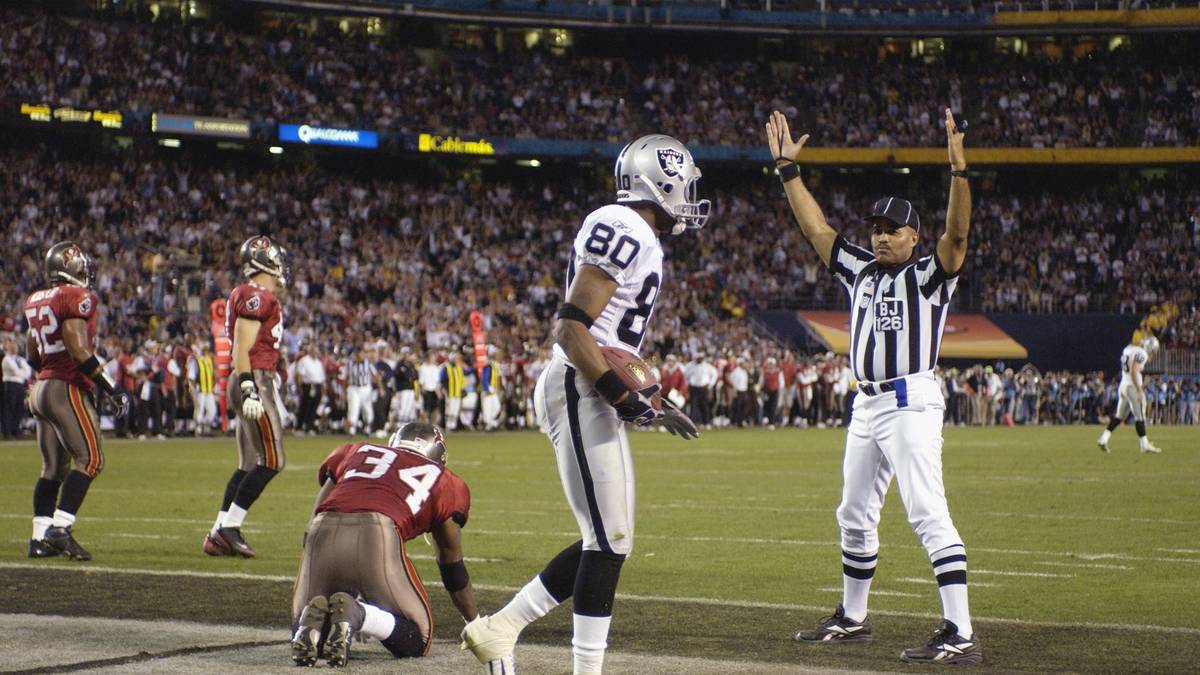 Drei Mal gewinnt er den Super Bowl und stellt 38 Liga-Rekorde auf