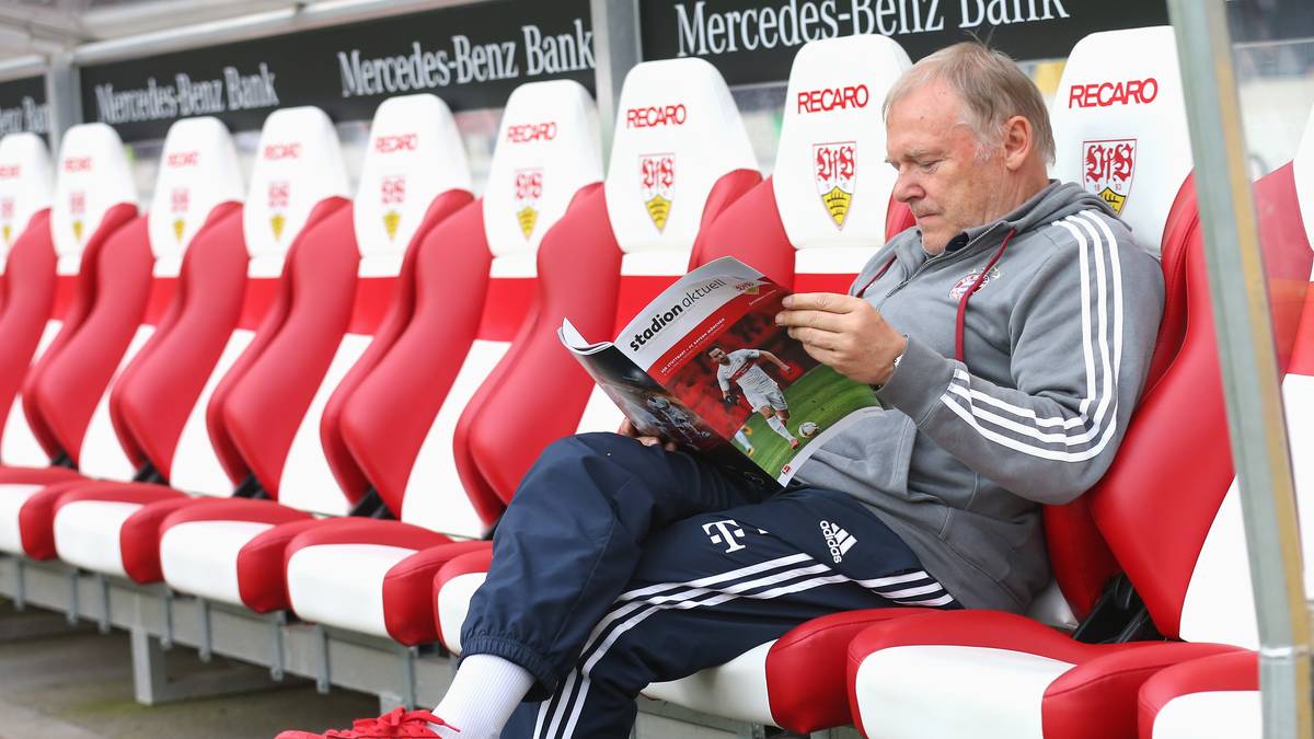 Bayerns Co-Trainer Hermann Gerland, vor dem Spiel in Stuttgart total vertieft in die Lektüre des Stadion-Magazins. Die Bilder des 29. Spieltags