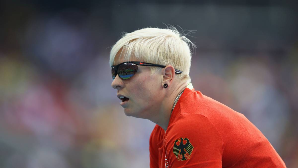 Martina Strutz, Neunte im Stabhochsprung-Finale, enttäuschte sportlich und sorgte auch abseits der Matte für negative Schlagzeilen. Sie sprach von "den schlechtesten Spielen, die wir je hatten". Am Abend vor ihrem Wettkampf gönnte sie sich im deutschen Haus zudem wohl einen Caipirinha zu viel. Gut, dass sie mit Sonnenbrille springt...