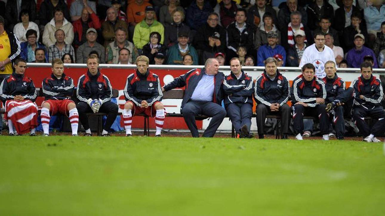 Björn Kopplin (4.v.l.) auf der Bank neben Uli Hoeneß (M.)