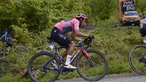 Egan Bernal steht vor dem Giro-Sieg