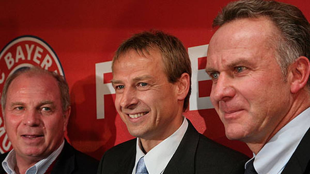 Der Beginn von Jürgen Klinsmanns Weg beim FC Bayern ist ein Paukenschlag: Am 11. Januar 2008 stellt der Vereinsvorstand (Uli Hoeneß (l.) und Karl-Heinz Rummenigge) den neuen Trainer vor. Er bekommt einen Zweijahresvertrag