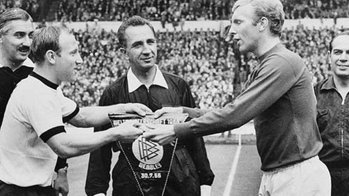 Handshake: Die Kapitäne Uwe Seeler (l.) und Bobby Moore begrüßen sich vor dem ersten Aufeinandertreffen bei einem Turnier