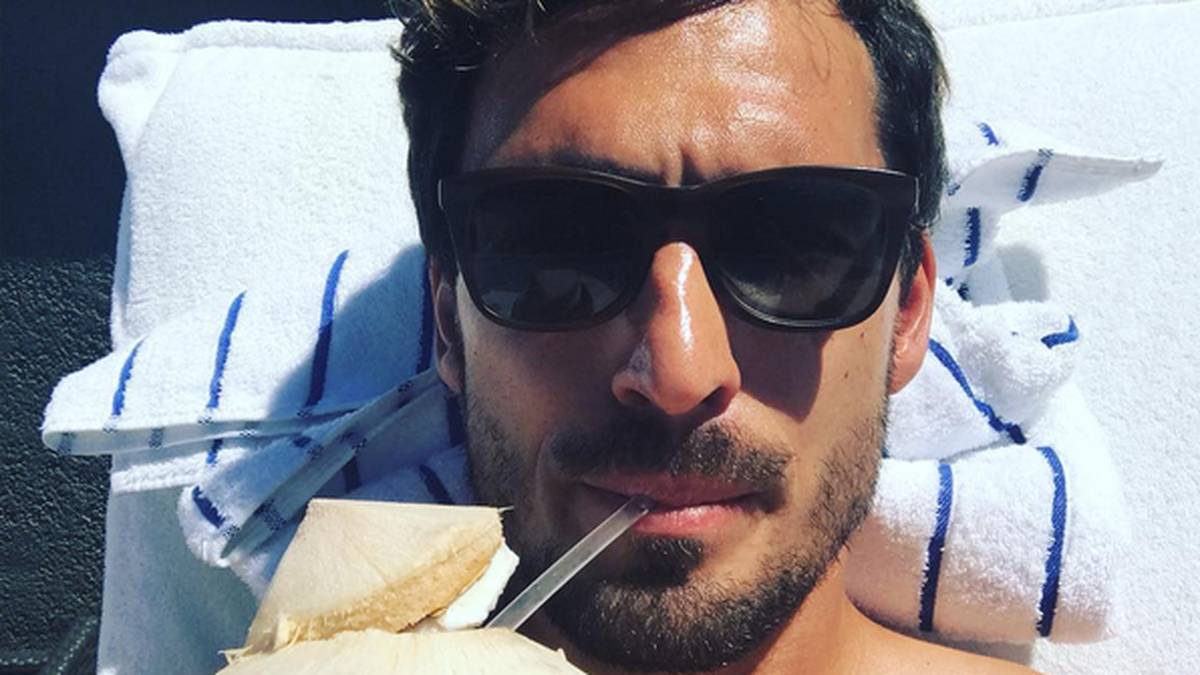 Mats Hummels genießt seinen Sommerurlaub mit einem Schluck Kokosmilch
