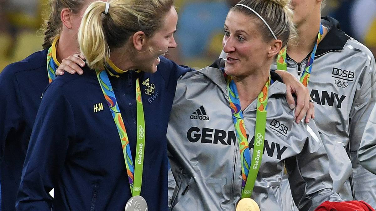 Kurz vor Beginn der neuen Saison überraschen die "Wölfe" mit einem Transfercoup und holen Olympiasiegerin Anja Mittag (r.) von Paris St. Germain