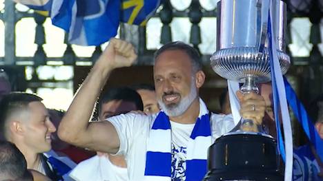 Real Sociedad hat den Sieg in der Copa del Rey mit einer gigantischen Parade durch San Sebastián gefeiert. Trainer Pellegrino Matarazzo zeigt sich von der Freude der Fans sichtlich gerührt.