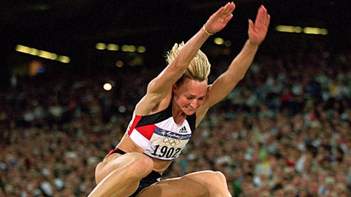 Heike Drechsler beginnt ihre Leichtathletik-Karriere wie viele Weitspringerinnen als Sprinterin. Ihre größten Erfolge feiert die Thüringerin allerdings in der Sandgrube. 1992 und 2000 holt sie im Weitsprung olympisches Gold. Allerdings begleiten ihre gesamtdeutsche Karriere Dopingvowürfe und die Enttarnung ihrer Tätigkeit für die Stasi unter dem Decknamen "IM Jump"