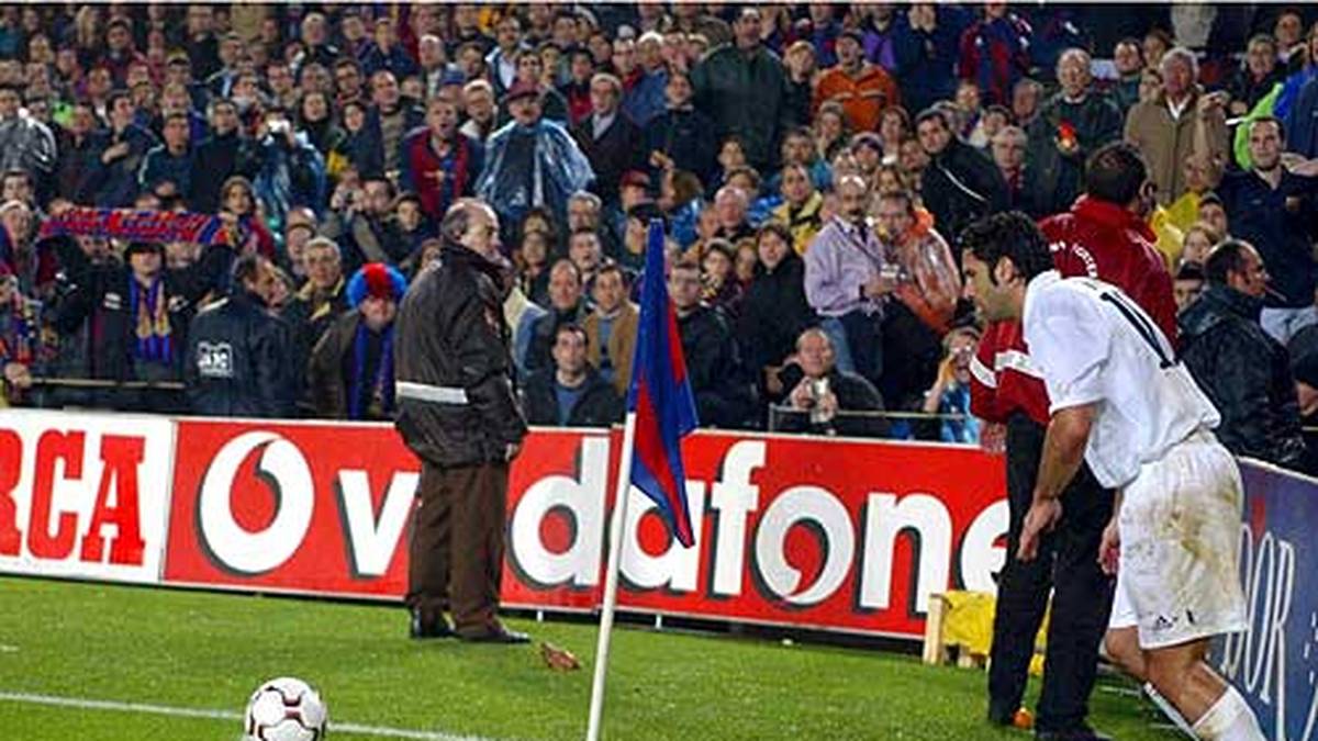 Das Spiel im Camp Nou 2002 wird für Figo zum Spießrutenlauf. Die Barca-Fans pöbeln den Regisseur an und bewerfen ihn mit Gegenständen. Ein Klappmesser, eine Billardkugel und sogar ein Schweinekopf sind darunter. Eine von vielen bedenklichen Randgeschichten zum Clasico