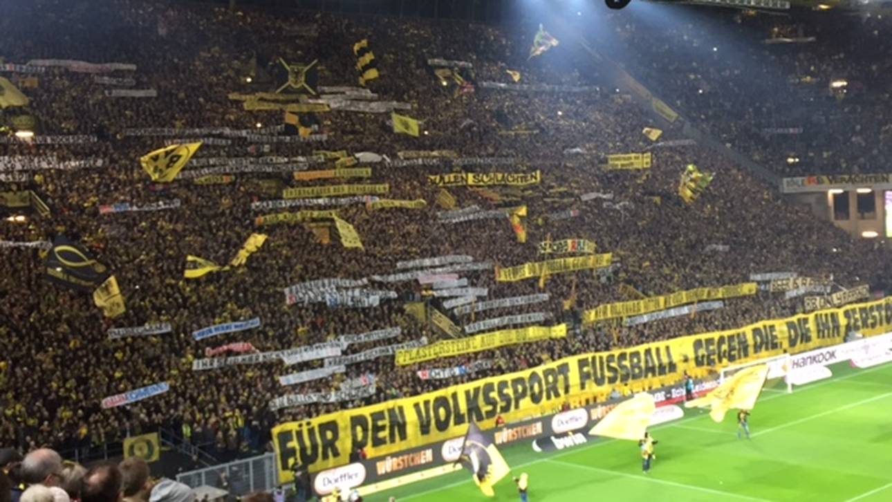 Dortmunder Südtribüne greift RB an