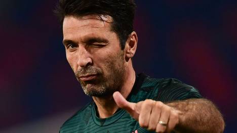 Gianluigi Buffon hat mal wieder einen Rekord aufgestellt. Der 42-jährige Torhüter von Juventus Turin absolvierte beim 4:1-Sieg gegen den FC Turin sein 648. Spiel in der Serie A. 