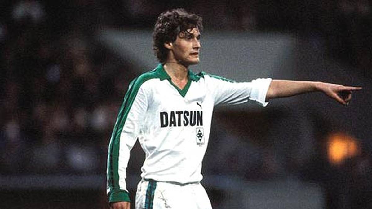 Veh beginnt seine Spieler-Karriere beim FC Augsburg, hat seine erfolgreichste Zeit dann von 1979 bis 1983 in der Bundesliga bei Borussia Mönchengladbach. Mit Gladbach erreicht Veh 1980 das UEFA-Pokal-Finale, in dem das Team gegen Eintracht Frankfurt verliert. Insgesamt absolviert er 65 Bundesligapartien (3 Tore)