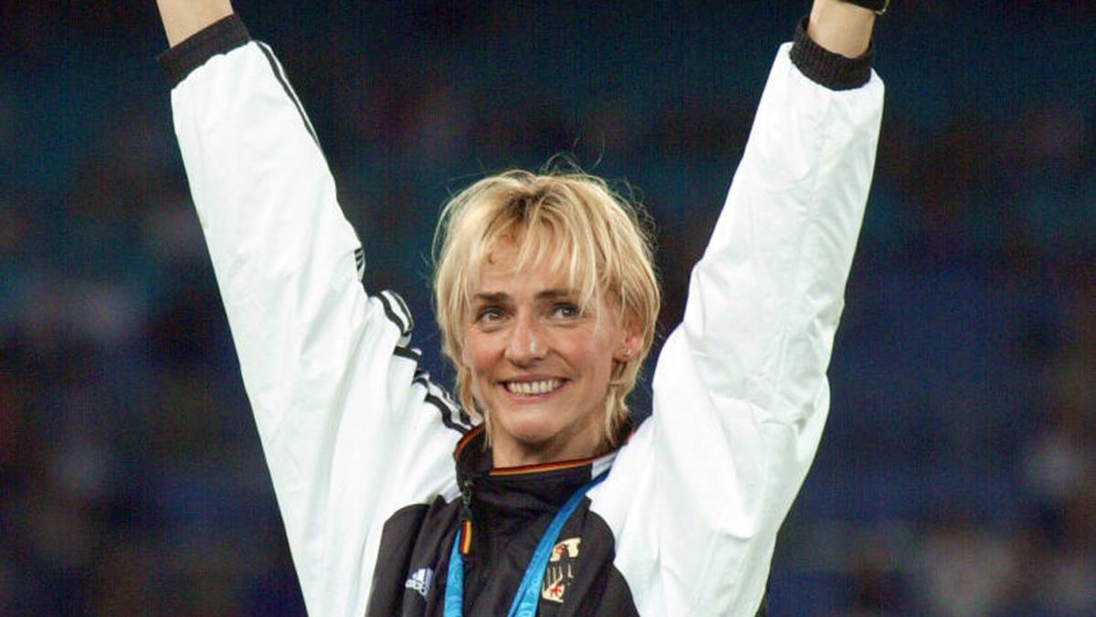  HEIKE DRECHSLER (54/Gera) - LEICHTATHLETIK - Die Weitspringerin brachte 1989 Sohn Toni auf die Welt und holte als Mama Olympia-Gold in Barcelona (1992) und Sydney (2000)