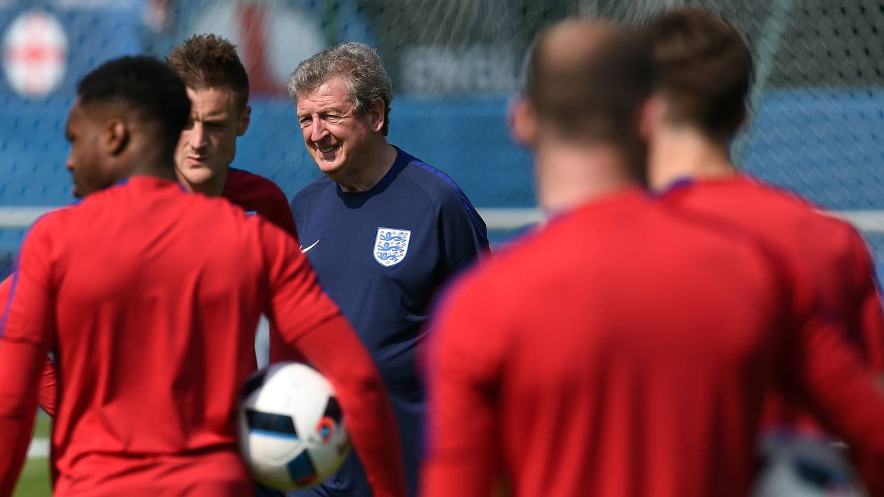 Hodgson führt Stürmer-Rätsel fort