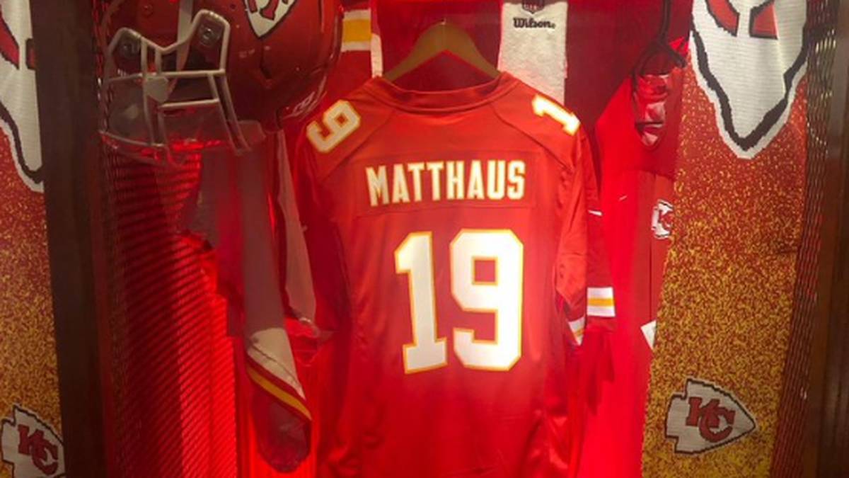 ... und zeigte das einst mit einem besonderen Post seines Kleiderschranks, in dem diverse Fanartikel der Chiefs hängen. Da ist jemand vorbereitet