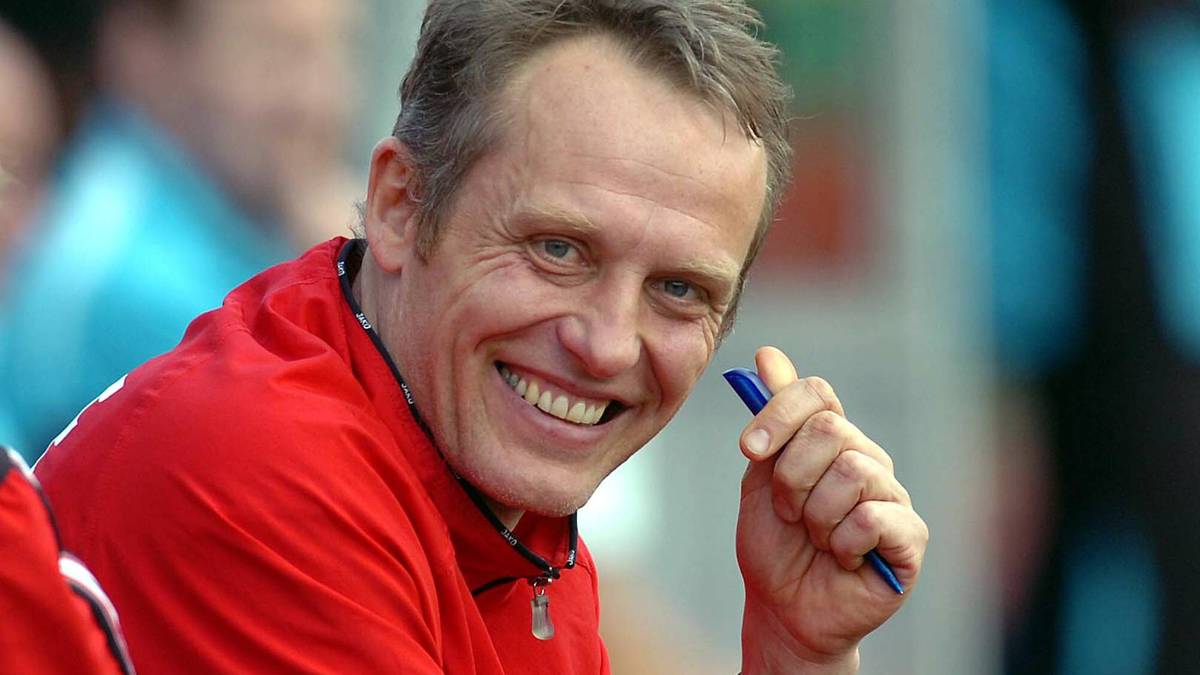An der Seitenlinie freut sich der heutige Bundesliga-Trainer Christian Streich über den Erfolg seiner Jungs