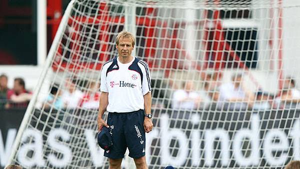 Jürgen Klinsmann führt beim FC Bayern die Trainingsphilosophie der Nationalmannschaft fort. Dazu lässt er ein Leistungszentrum an der Säbener Straße errichten. Das Spiel der Münchener will er um 1,1 Sekunden schneller machen