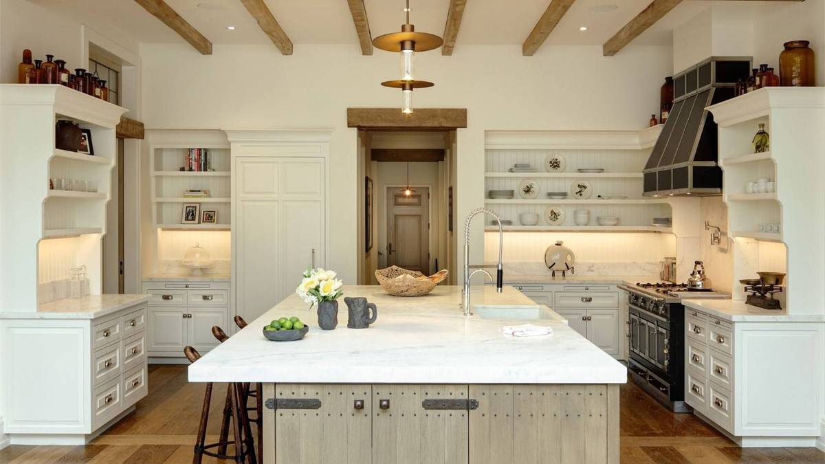 Das Anwesen wird auf mehreren Websites zum Verkauf angeboten und steht etwa 30 Autominuten vom Stadion des NFL-Champions entfernt in Brookline/Massachusetts